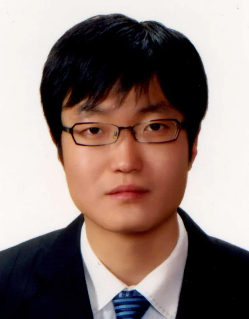 Dong-Bum Lee
